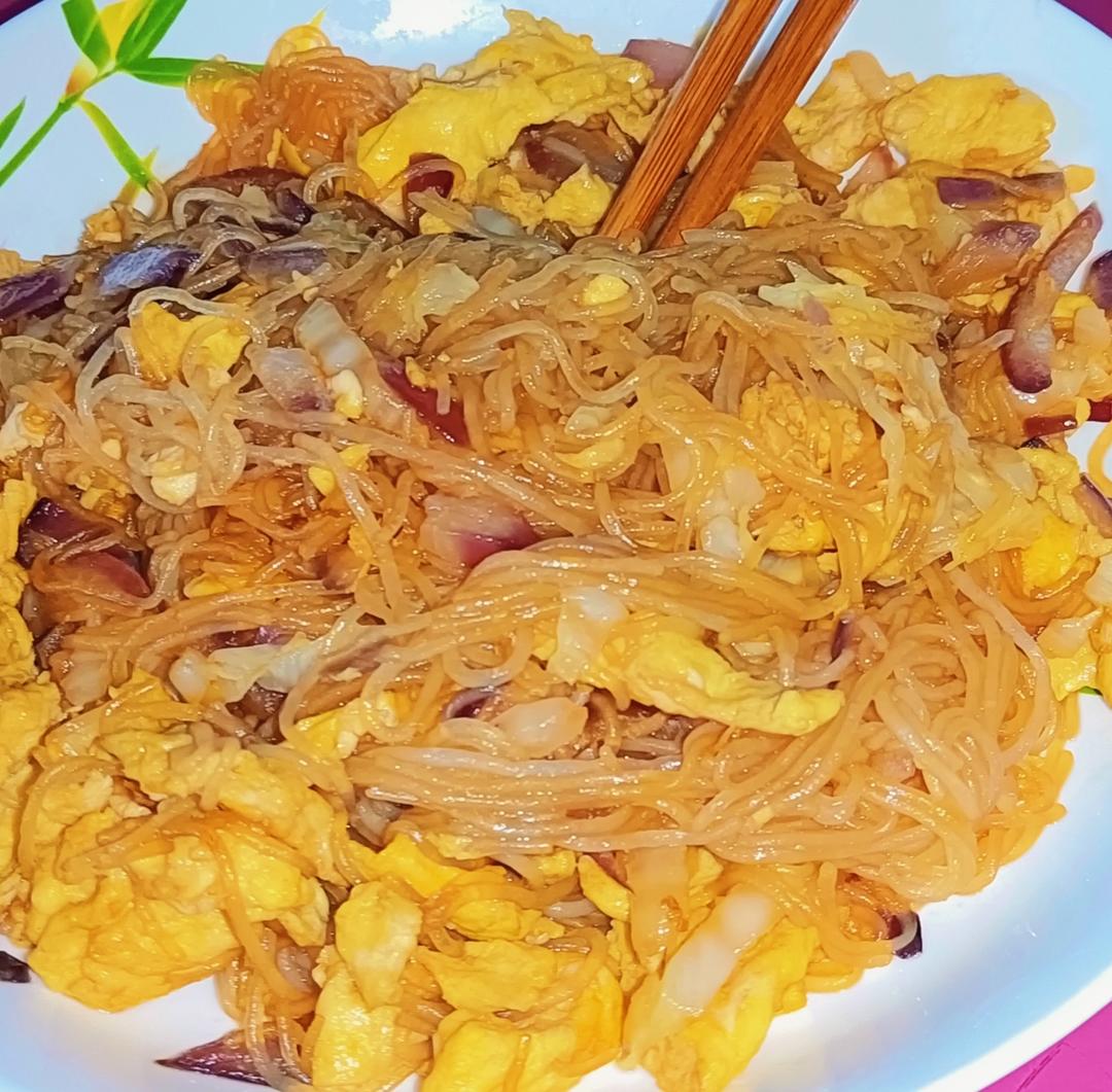 做鸡蛋炒粉丝，千万不要直接炒，多加一步，好看又好吃