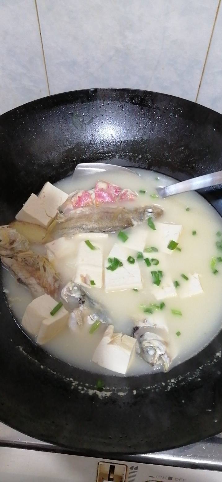 清炖鲫鱼汤 三个关键步骤让你轻松炖出汤浓味鲜色白似奶的鲫鱼汤
