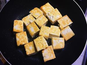🌟酱烧椒盐豆腐蟹味菇的做法 步骤3