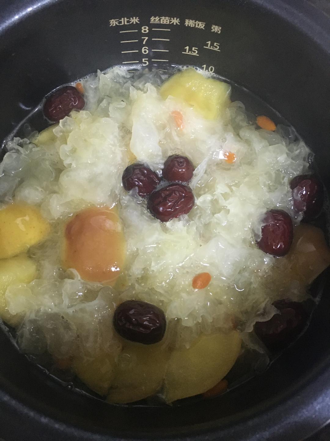 嘎啦果银耳甜汤的做法