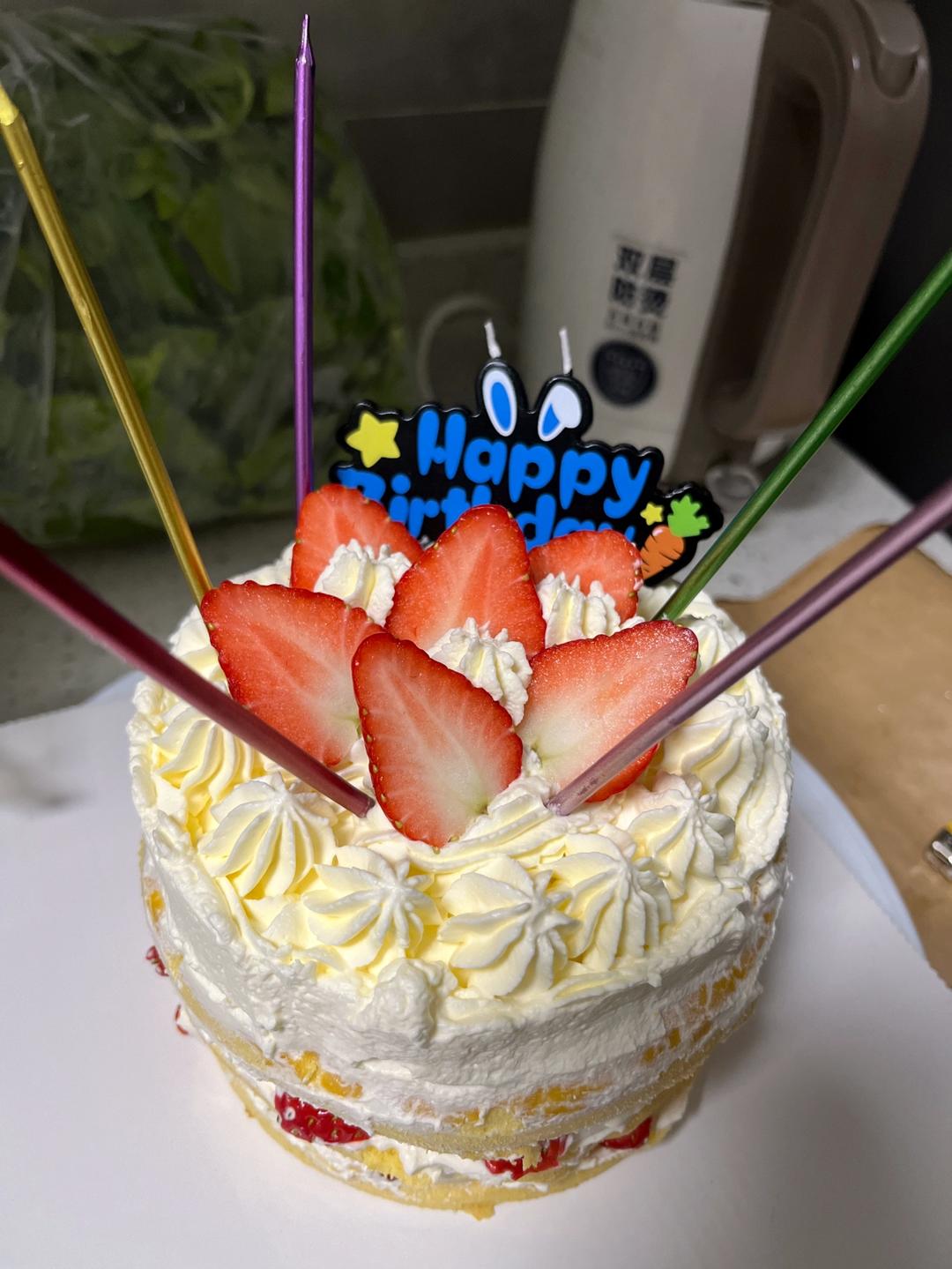 新手必成8寸生日蛋糕（详细多图干货经验分享，解决戚风蛋糕塌陷，奶油饰面涂不好，烤箱温度不好掌握等各种问题）