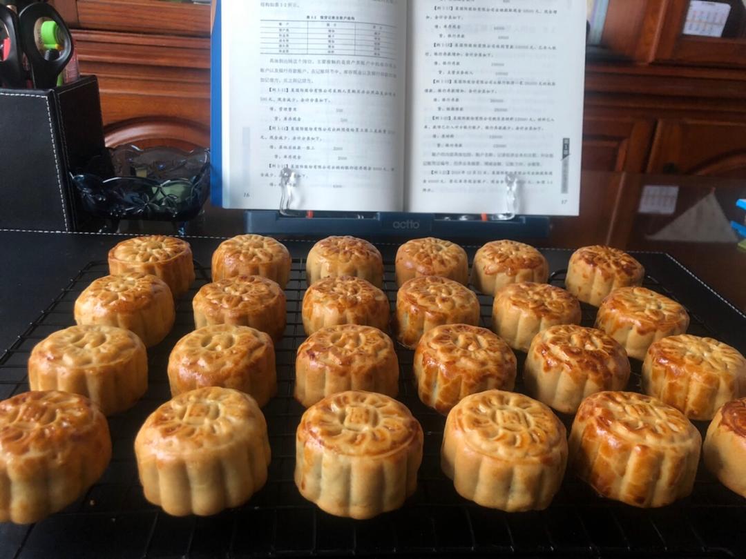 广式豆沙蛋黄月饼