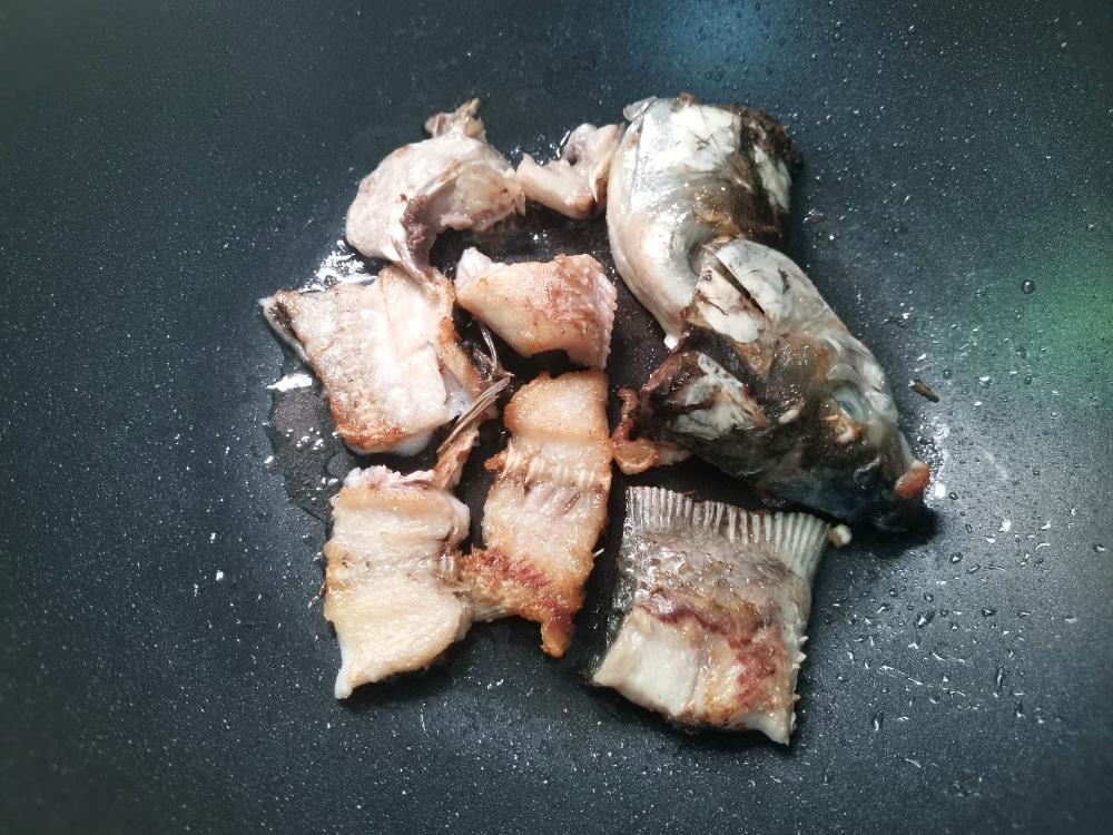 鱼头豆腐芫茜汤的做法 步骤2