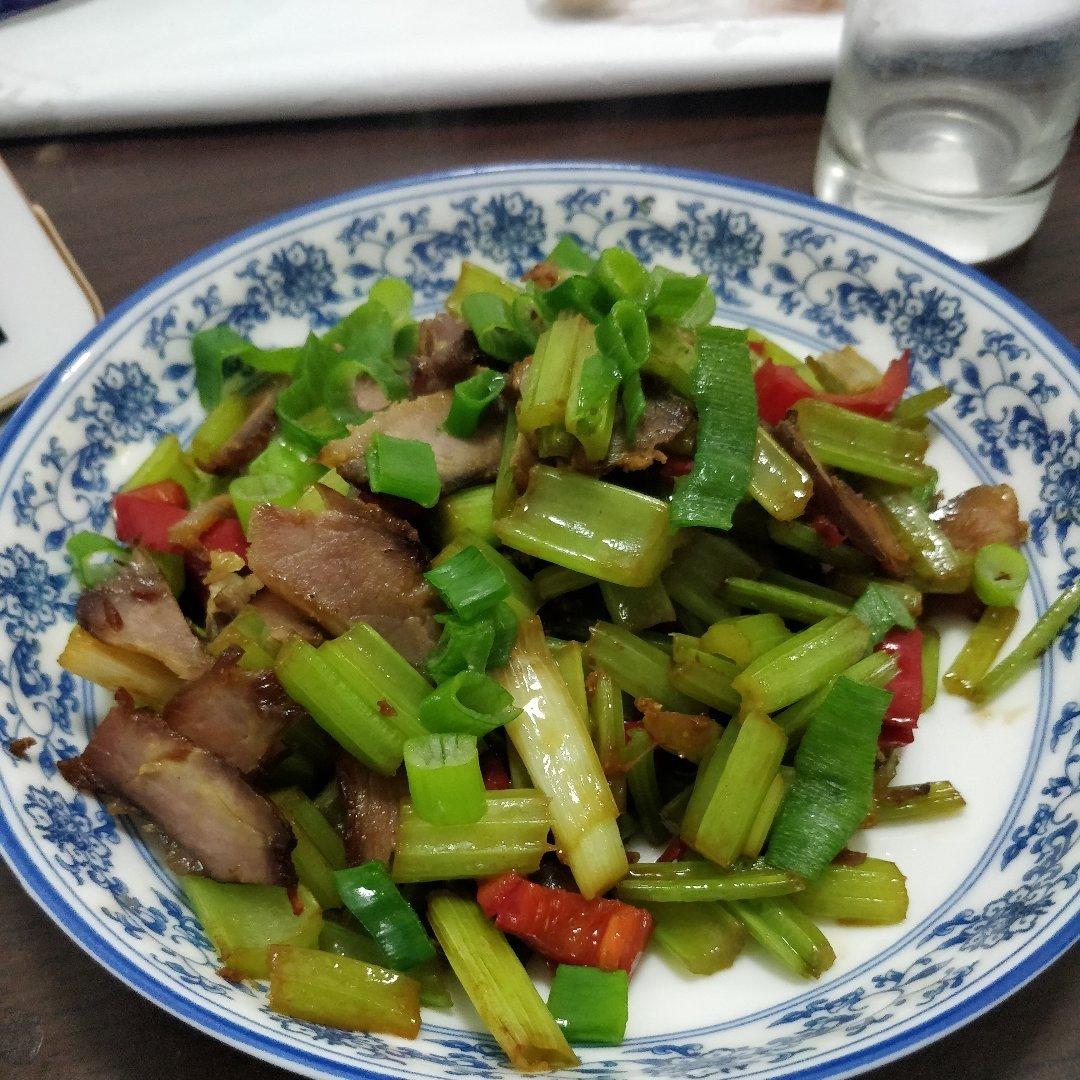 腊肉炒芹菜