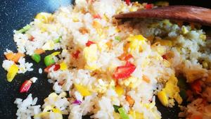 超级好吃的健康美味的彩虹🌈蛋炒饭的做法 步骤6