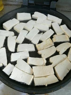 煎豆腐炒西红柿的做法 步骤2