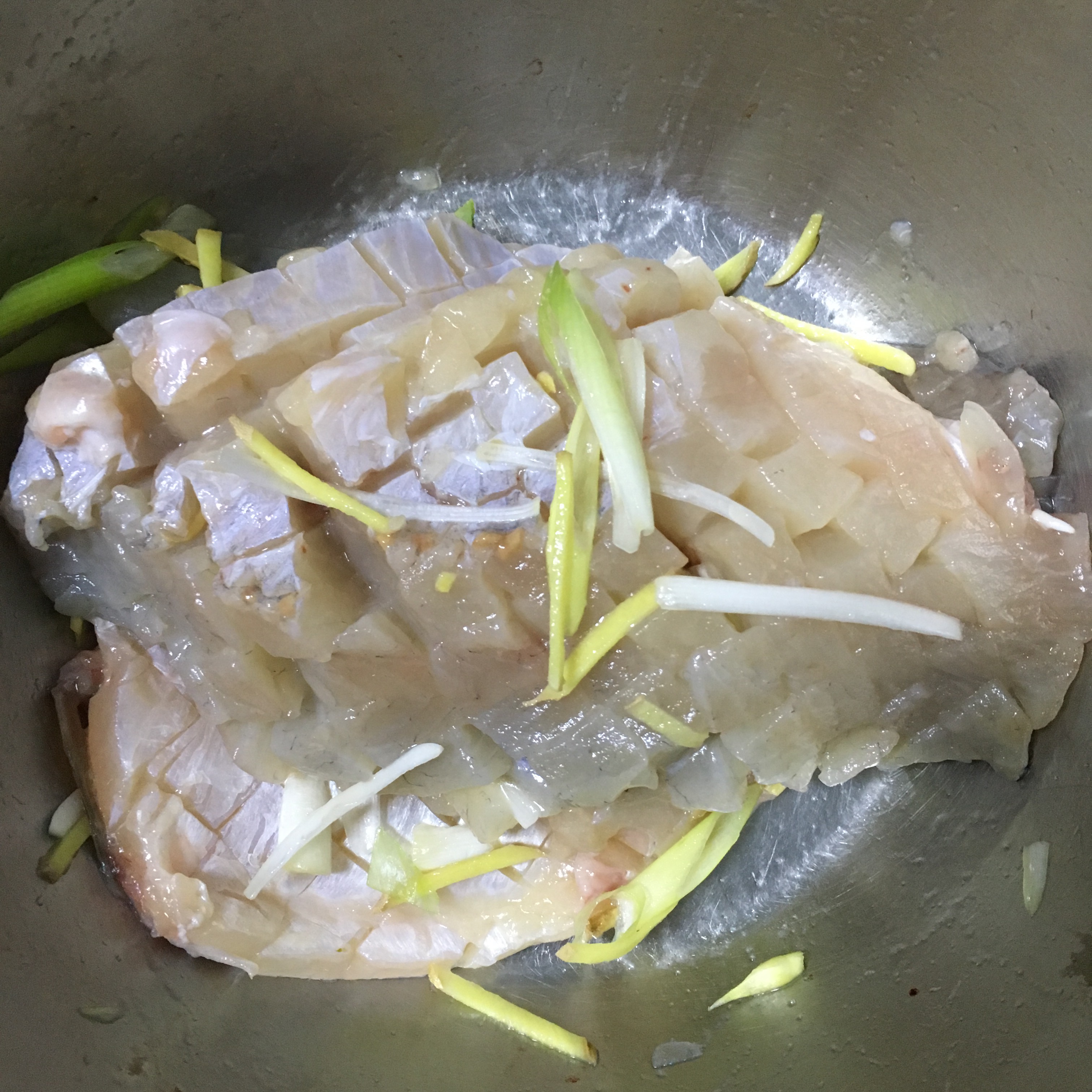 一鱼两吃之玉米鱼➕鱼头豆腐汤的做法 步骤3