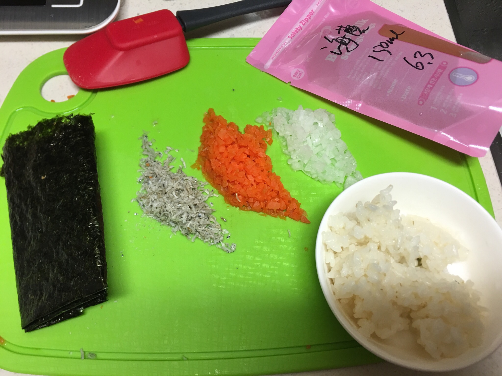 宝宝后期辅食-海苔小银鱼胡萝卜洋葱稀饭（10-12个月）的做法 步骤1