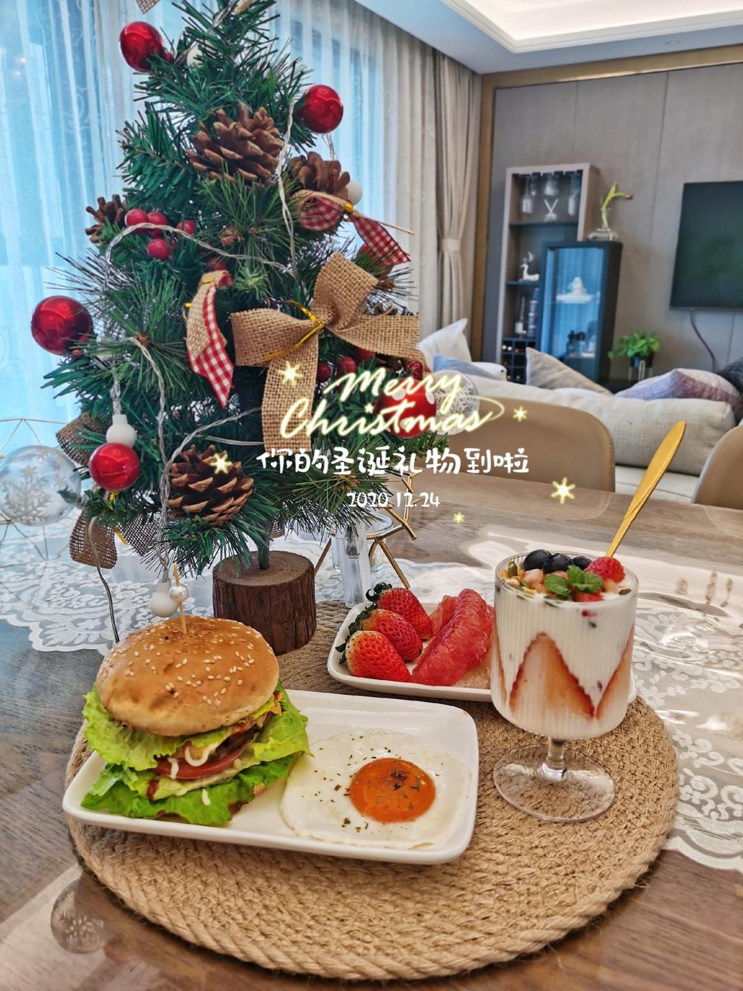 草莓坚果麦片酸奶杯