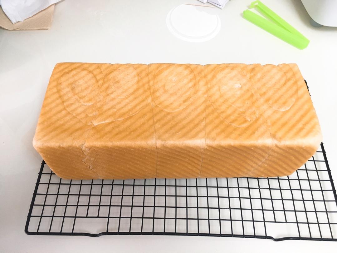 超级绵~奶白吐司