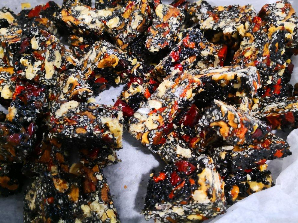 别具一格的红枣核桃芝麻糖