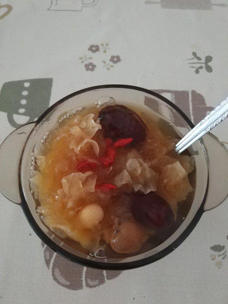 冰糖银耳红枣汤