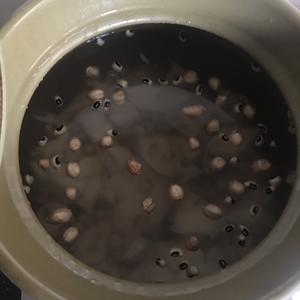 花生眉豆莲藕排骨汤的做法 步骤2