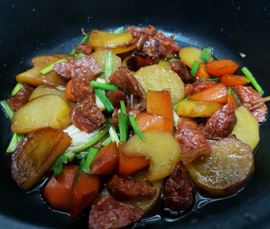 快手菜 | 腊肠炒胡萝卜土豆的做法