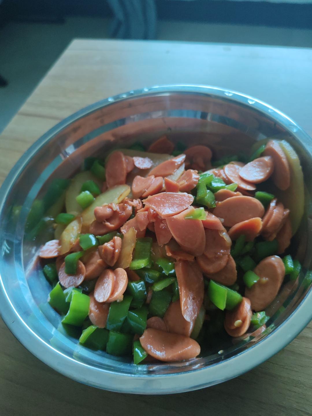经典下饭神器———青椒火腿炒土豆片