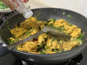(让鸡蛋蓬松的小技巧) 青椒炒鸡蛋的做法 步骤12