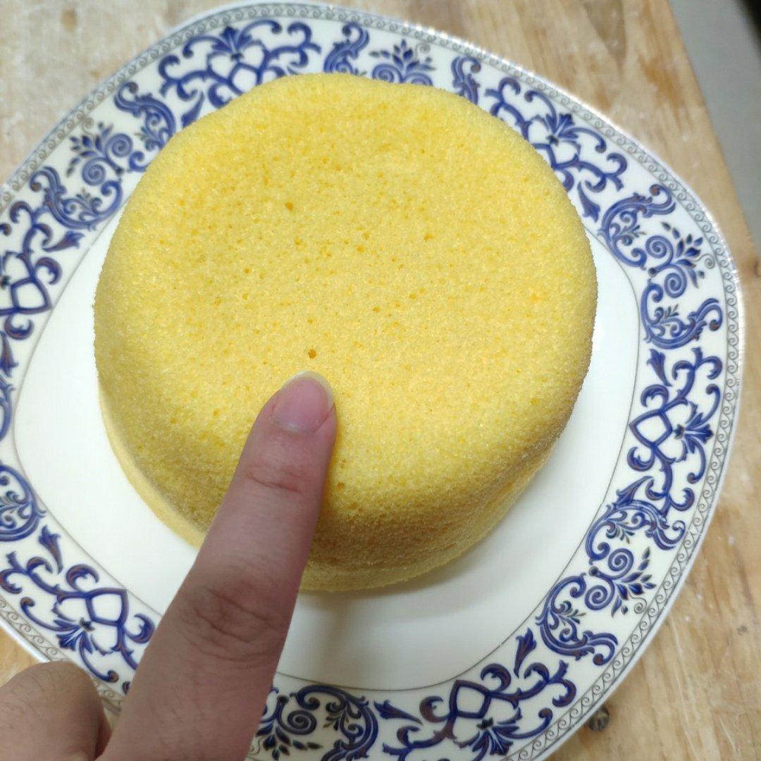 【蒸蛋糕】无称！无烤箱！无打蛋器！徒手做一只鸡蛋糕！矿泉水瓶打蛋器