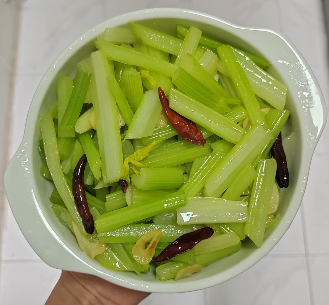 清炒芹菜的做法
