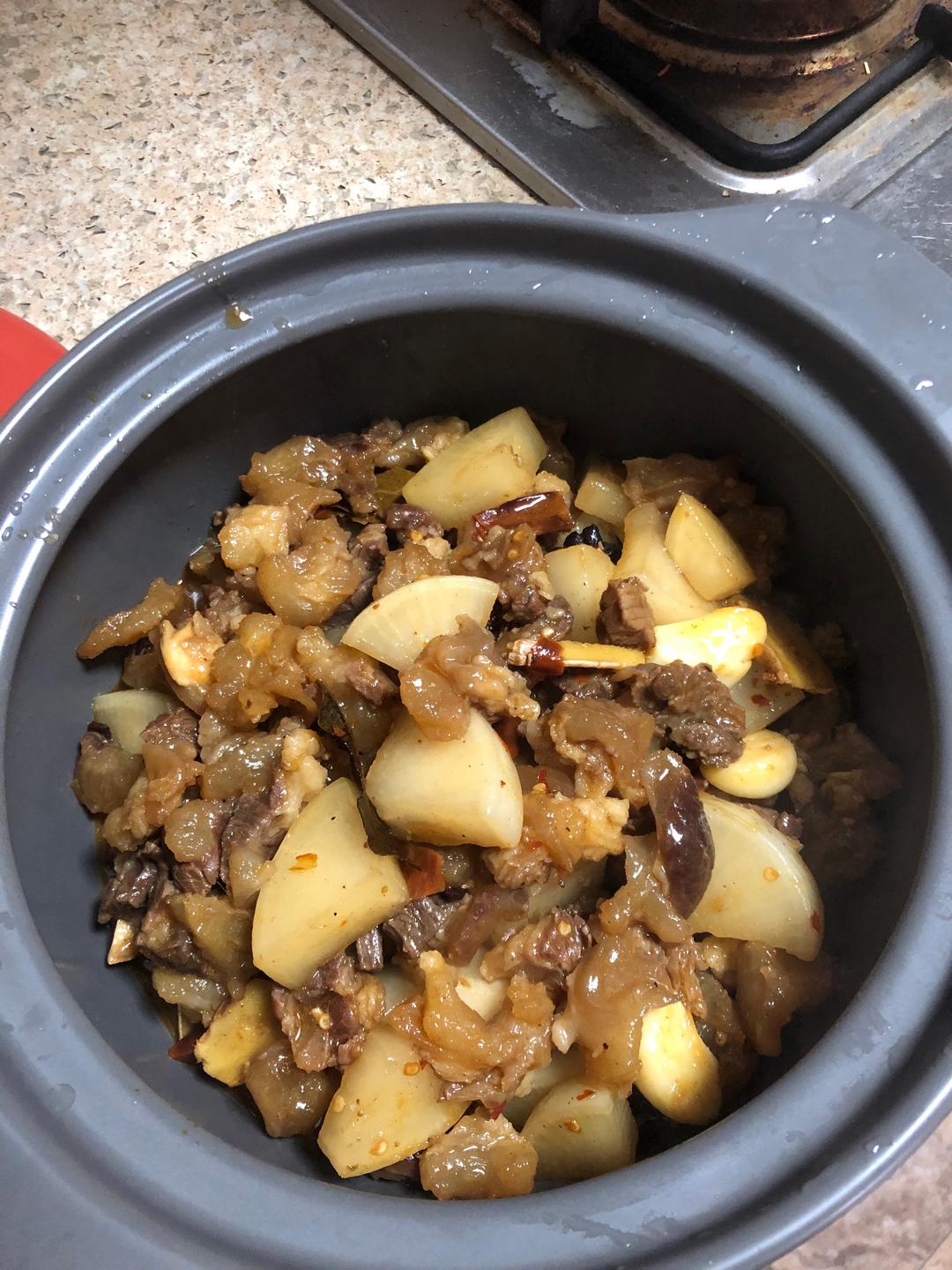 干锅萝卜炖牛腩