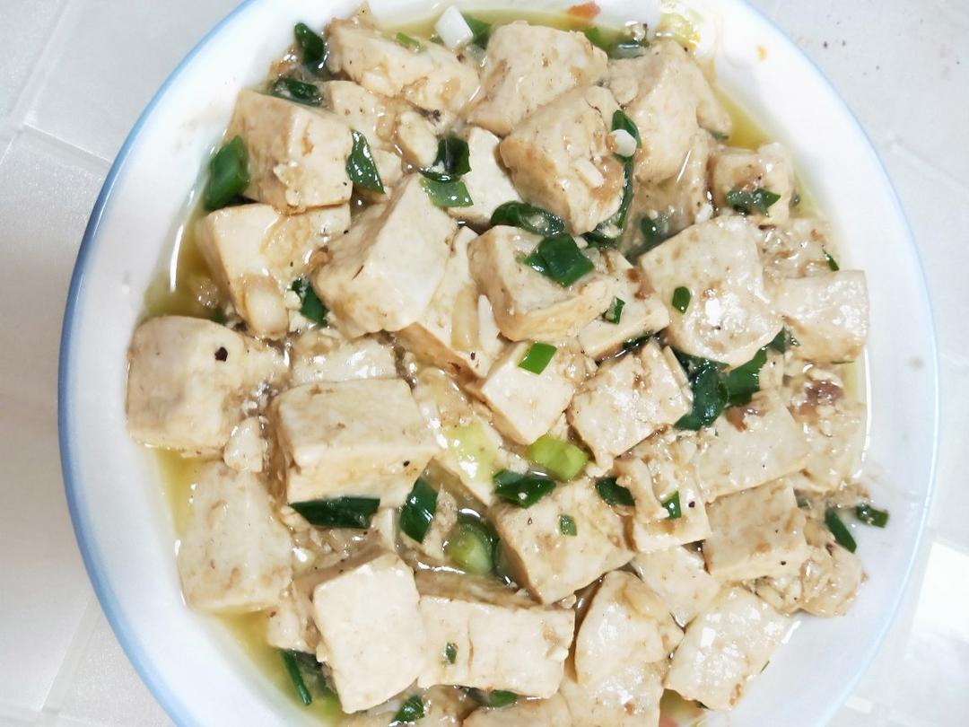 不放肉也超下饭的葱焖豆腐