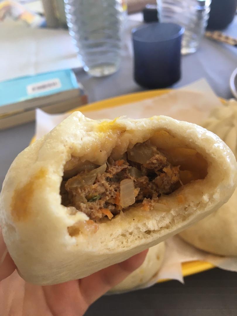 松软多汁的肉包子