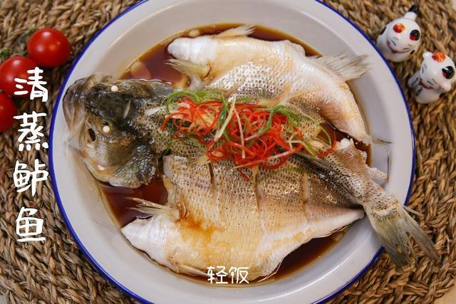 清蒸鲈鱼丨鱼肉鲜嫩多汁!!!!的做法