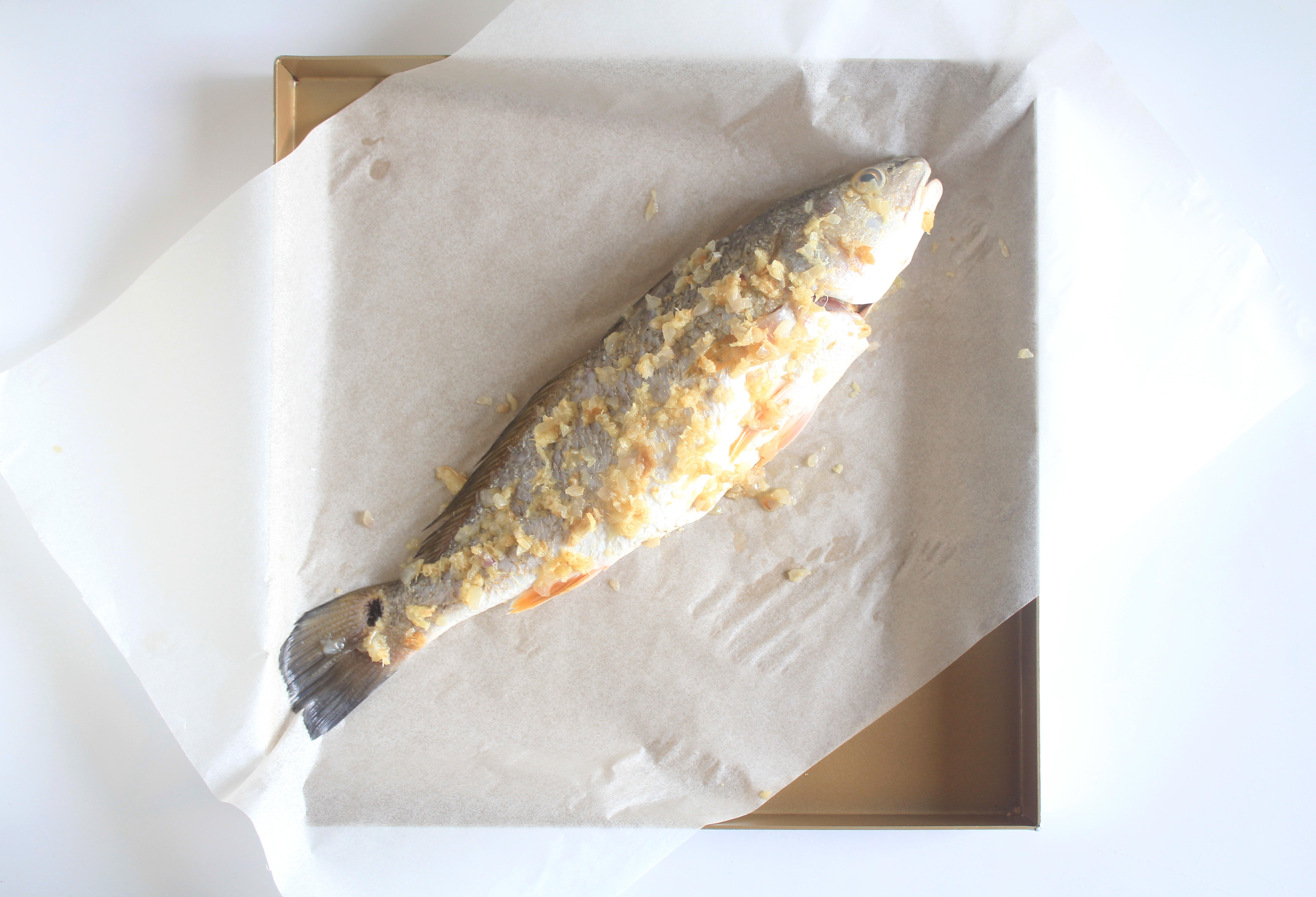 葱香盐焗海鱼的做法 步骤5