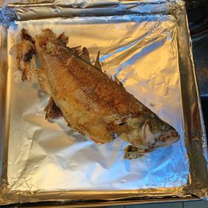 烤鱼-简易版鲈鱼🐟烤箱的做法 步骤3