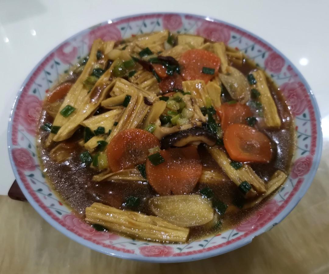 简单又好吃，米饭杀手！香菇胡萝卜炒腐竹