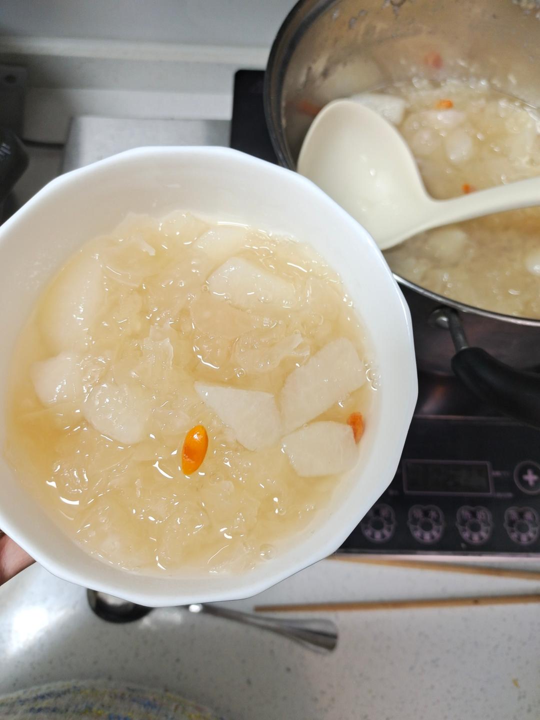 秋季润肺止咳的美食，银耳雪梨汤，软糯易出胶