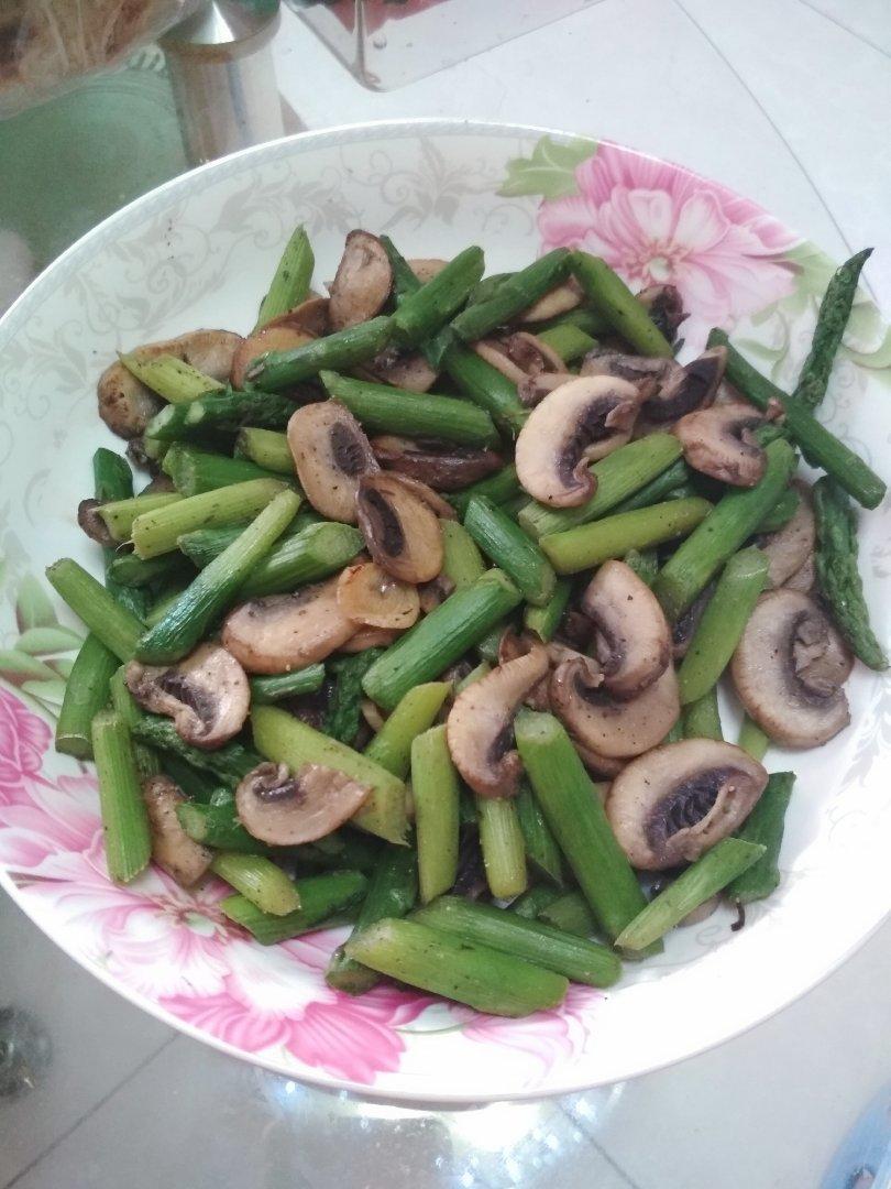 芦笋炒蘑菇