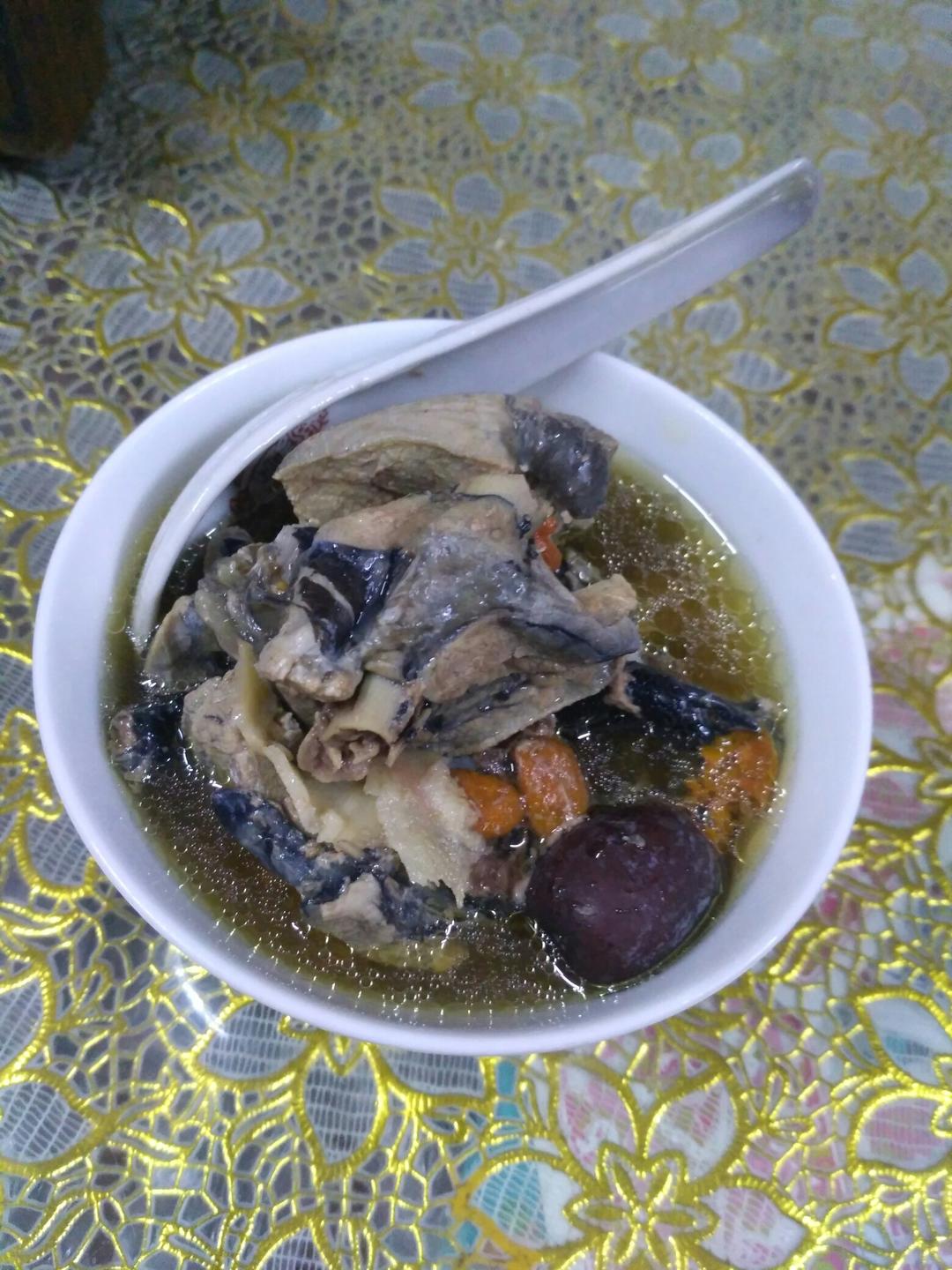 枸杞红枣乌鸡汤