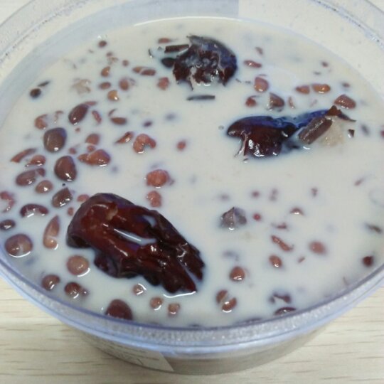 红枣红豆薏仁牛奶粥