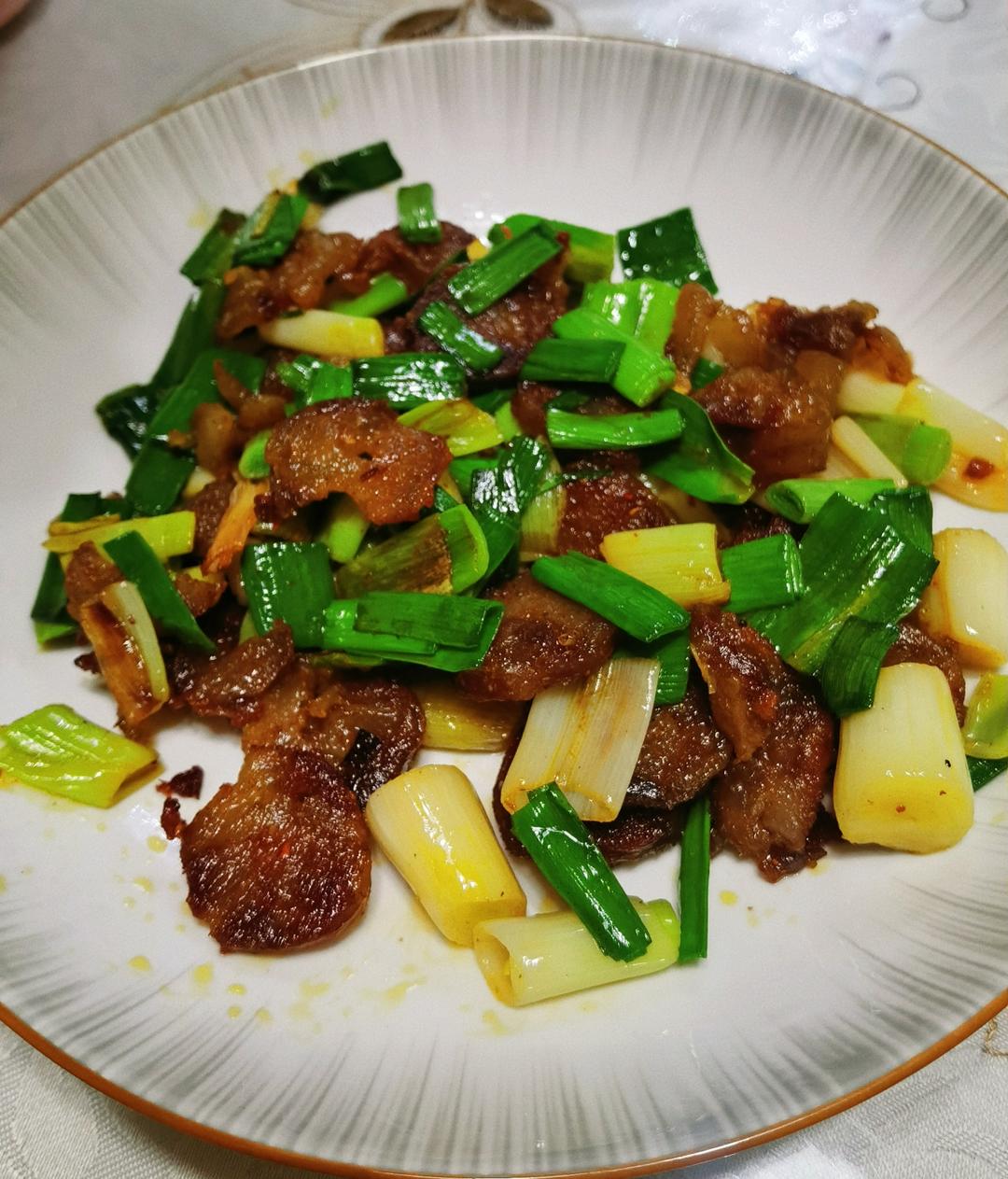 炒下饭的蒜苗炒腊肠（四川香辣腊肠）