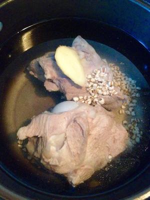 白萝卜薏仁米猪骨汤的做法 步骤1