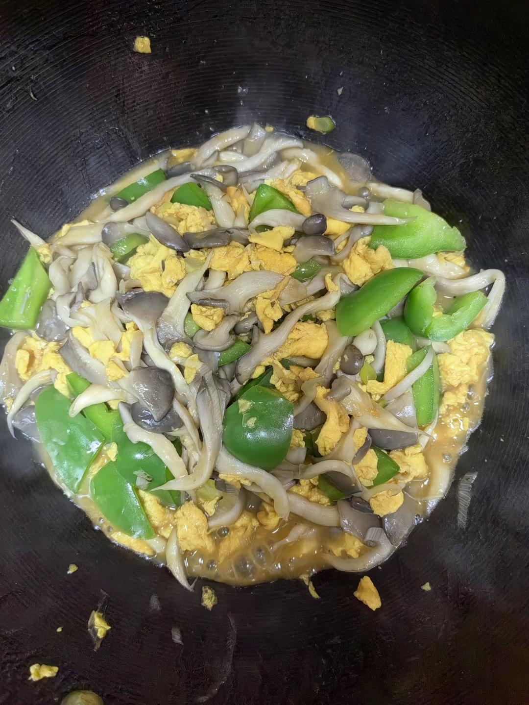 平菇青椒炒鸡蛋 好吃又营养的超快手家常菜