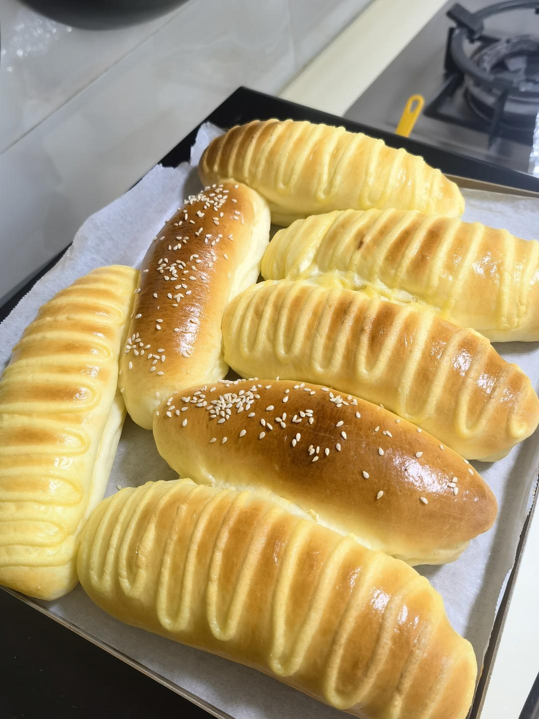 香甜柔软的毛毛虫面包