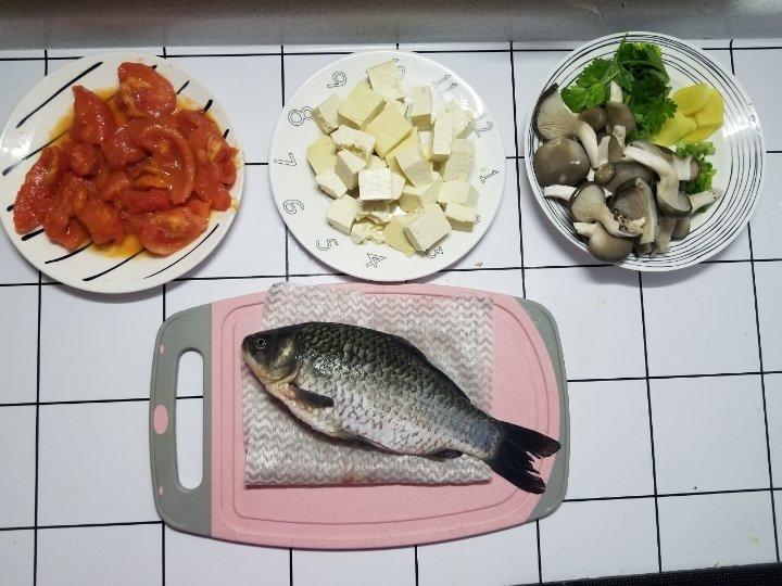 番茄豆腐炖鲫鱼