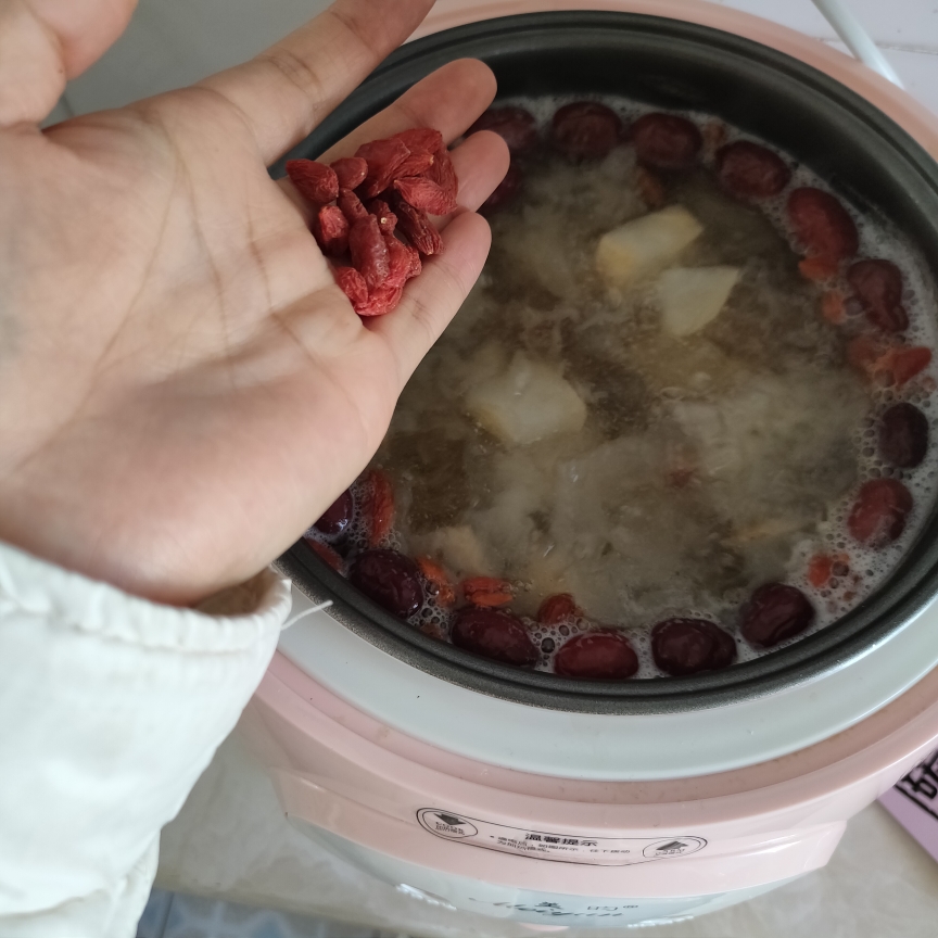 银耳雪梨红枣枸杞汤（冬天每家每户必不可少的雪梨汤）的做法 步骤8
