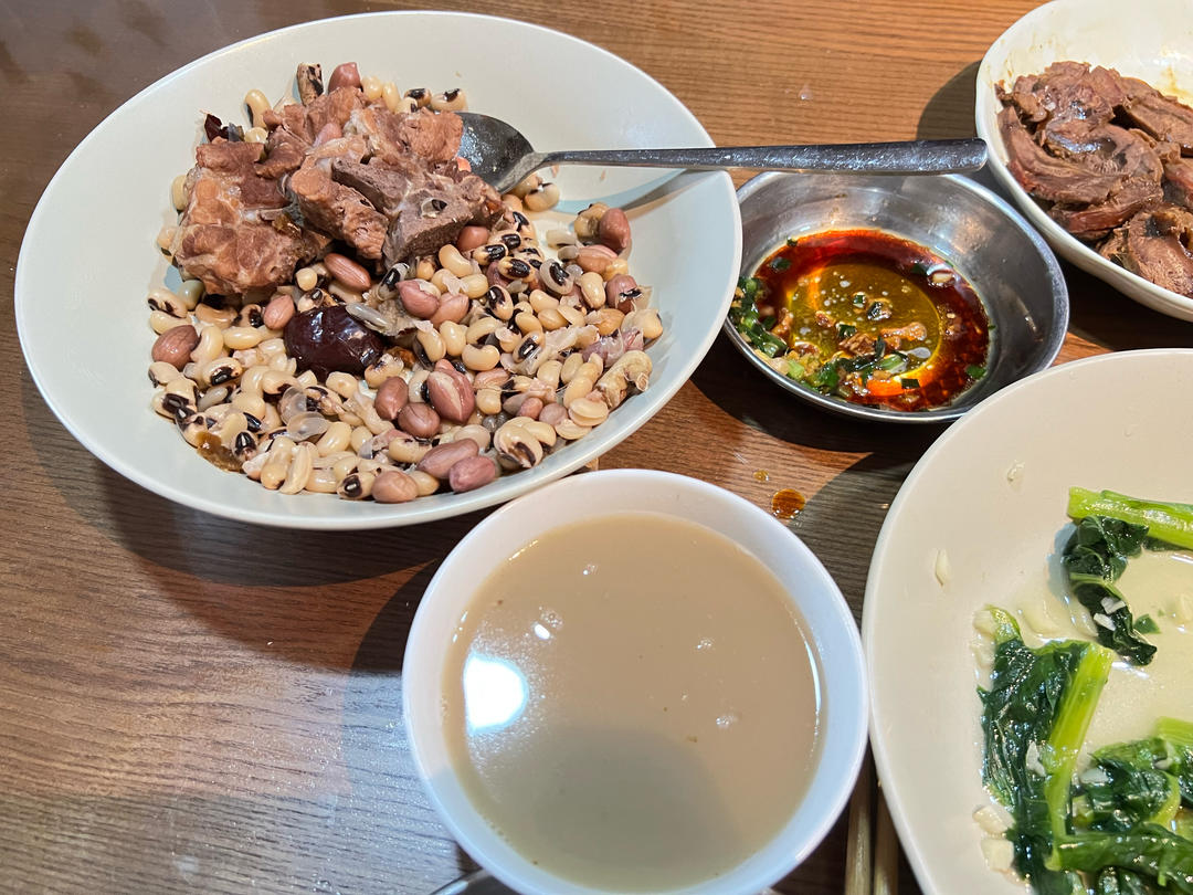 广东靓汤眉豆花生五指毛桃陈皮猪骨汤