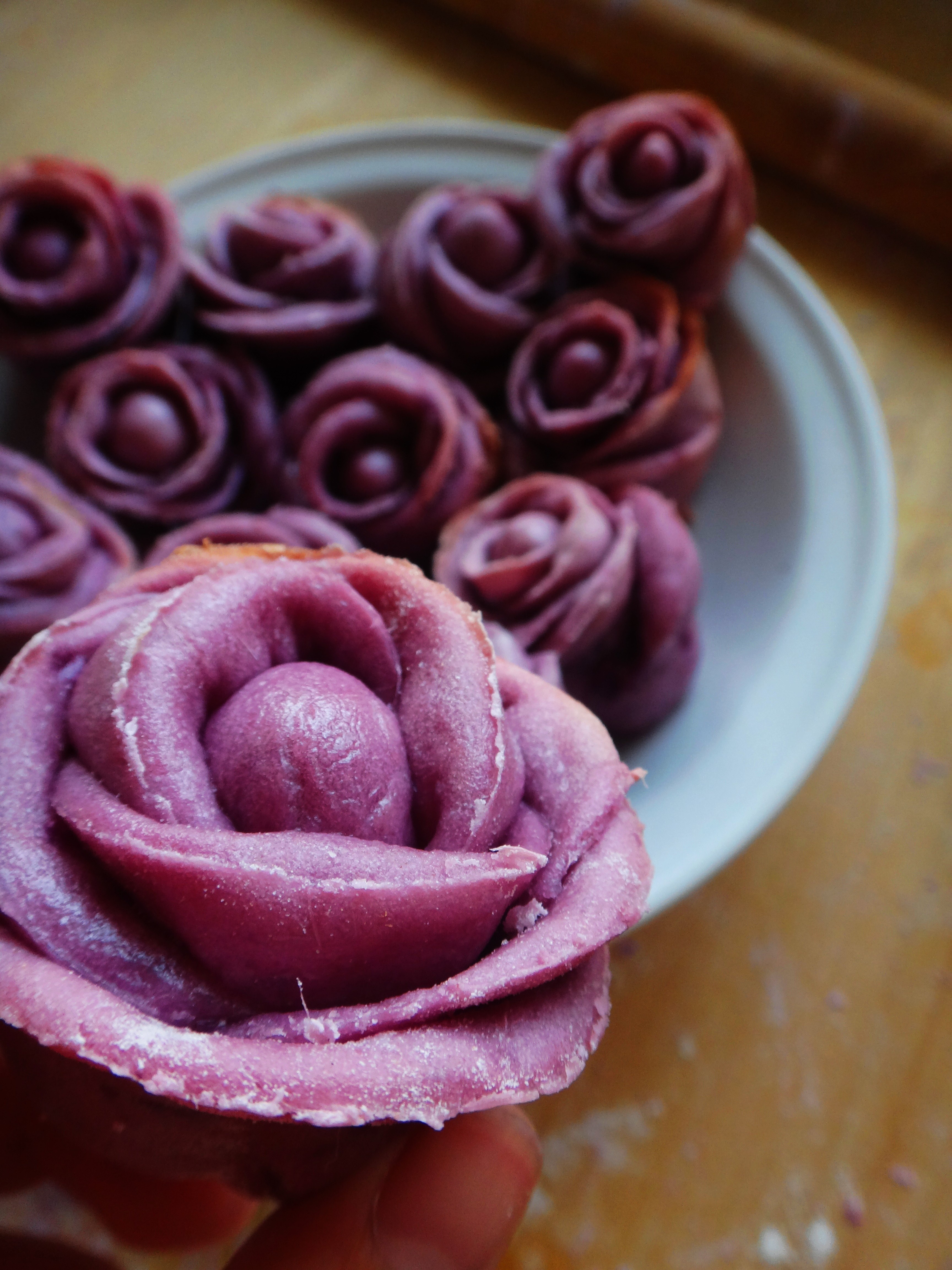 鸡蛋面做的紫薯玫瑰花馒头