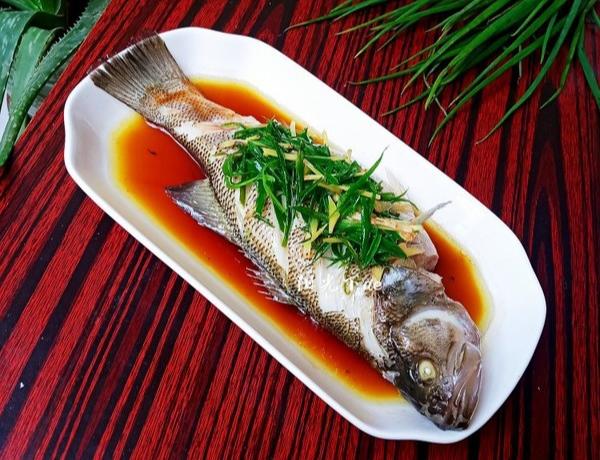 清蒸鲈鱼🐠最简单的做法，鱼肉鲜嫩无腥味！的做法