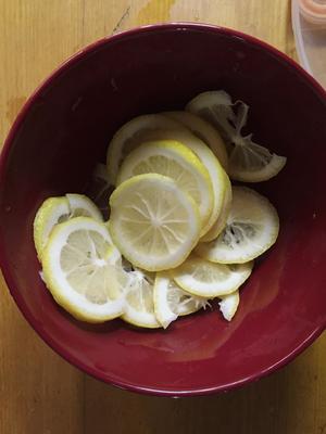 白砂糖柠檬的做法 步骤2
