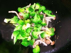 西兰花炒蟹味菇 想要身体瘦，多吃菌少吃肉的做法 步骤6