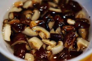 南瓜香肠香菇焖饭-少油也能粒粒分明的做法 步骤2