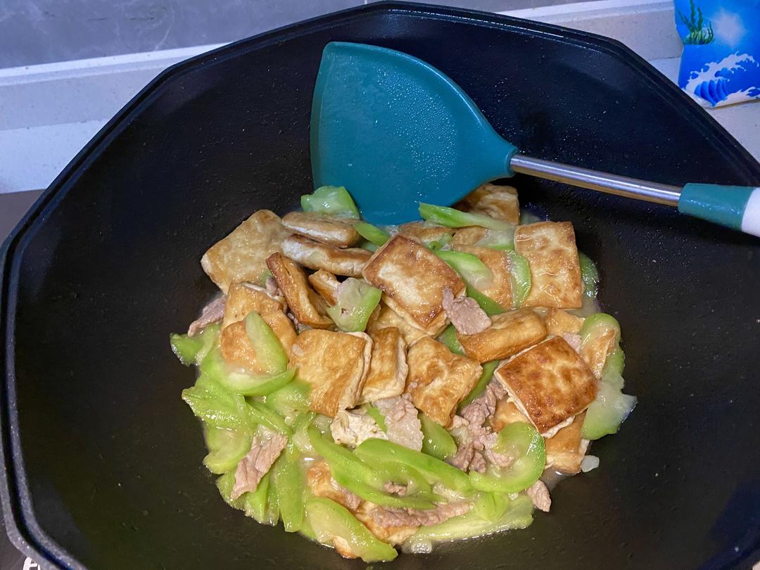 丝瓜炒豆腐的做法