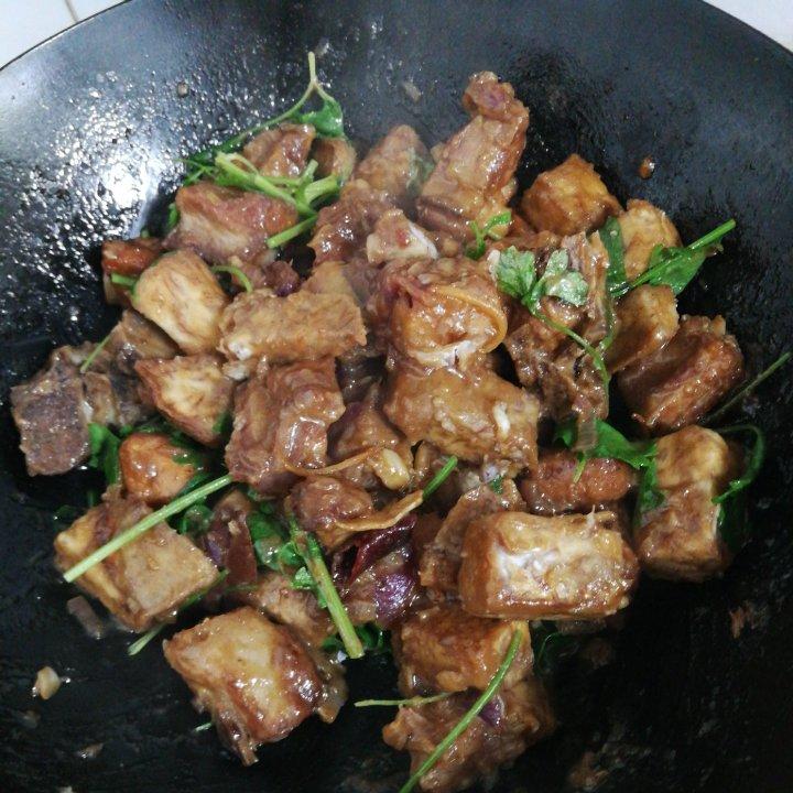 能让人连吃三碗米饭的芋头烧排骨