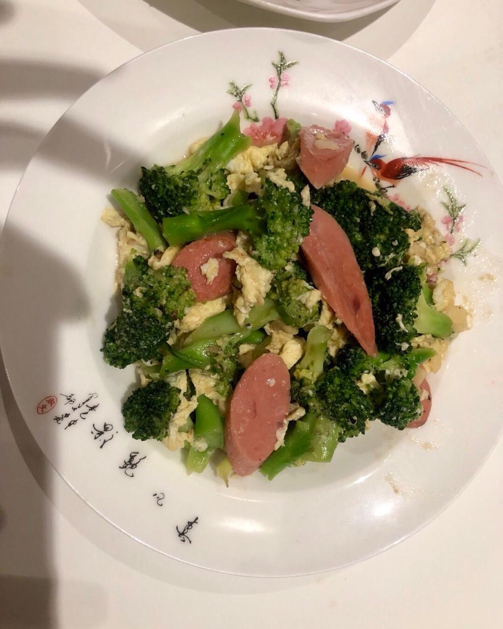 {☀快手晚餐☀}火腿肠滑蛋西兰花