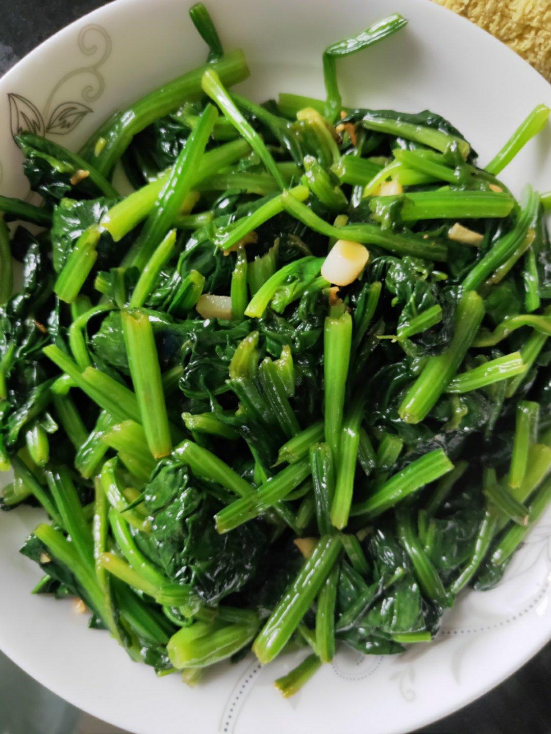 不涩口又嫩的清炒菠菜