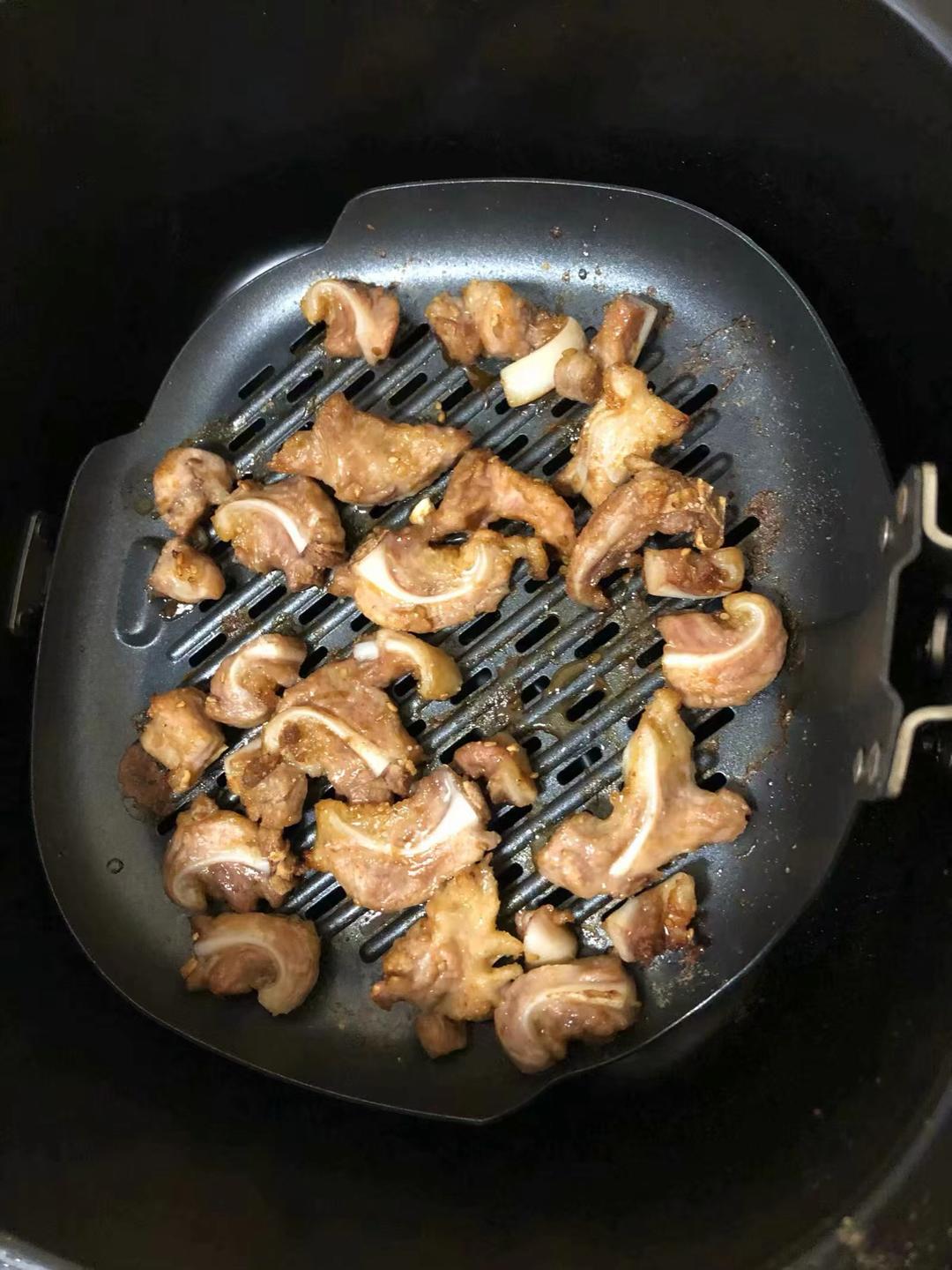 烧烤店里的猪脆骨